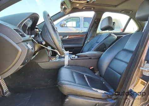 2011 Mercedes-Benz C 300 z USA, uszkodzony, nr VIN WDDGF5EB3BR137460